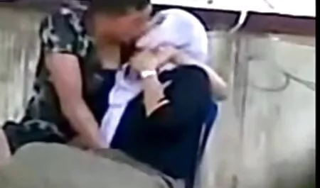 Un barbat antreneaza o fata desuuri sexi pe pagina de start si ii da obrajii