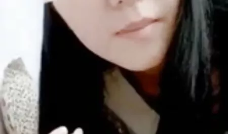 Două brunete suge om lenjerie dama sexy mic pule pe pat