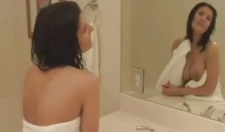 Blonda spionat la lenjerie sexi rosie dracu
