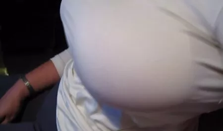 Femeia care pompeaza arata sanii mari cu sfarcurile chiloti dama sexi care se lipesc