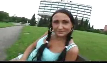 Mama Rusă lenjerie intima femei sexy își scoate șosetele negre și stă pe iubitul ei de pui.