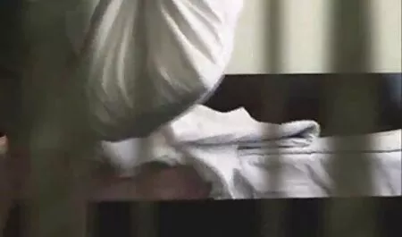 Trei costume sexy dama prieteni în costume de baie luminoase care fac plajă pe plajă și apoi fac sex cu oameni la hotel.
