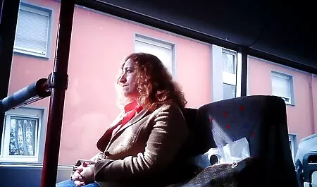 Un cățeluș slab lenjerie sexi de dama udă florile și sări pe penisul hahaal young.
