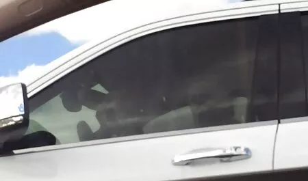 Tanar se intoarce de pe balansoar si halat sexy i-o trage pe mama plina de sosete intr-un singur loc