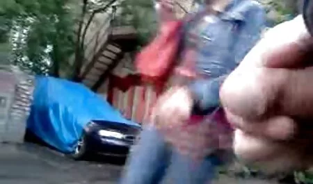 Șeful a scos o rochie scurtă cu un birou care are umeri largi și a rupt-o în lenjerie super sexy spațiul din partea de sus a mesei.