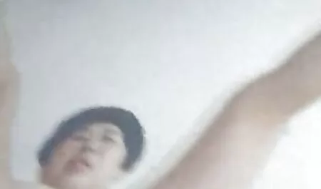 Abanos în lenjerie dama sexy pantaloni roz se bucură de sex pe fata omului înainte de a face sex