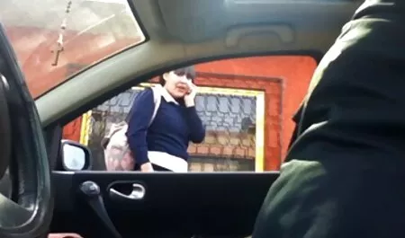 O femeie în roz latex pantaloni așezat pe fața unui bărbat mascat cu un Cur lengerie sexi mare