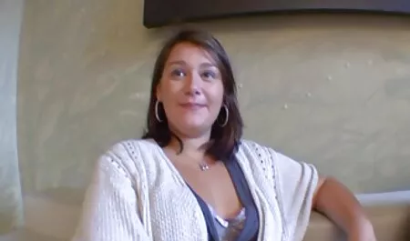 O fată lenjerie intima femei sexy grasă cu țâțe mari creează o muie Focker în aer liber.