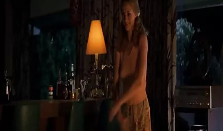 Gospodinele într-un pulover halat sexi roșu suge stăpânul după prânz.