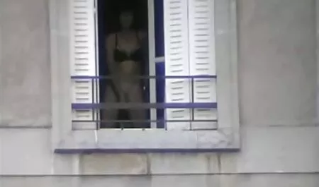 Fetele nu-l maschează pe tip și iau pula pe obraji care prezintă lenjerie femei sexi 69.
