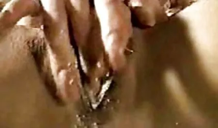 Gang bang de un German, MILF cu spate tatuaj și ei lenjerie sexi de dama trei prieteni într-un hotel de buget