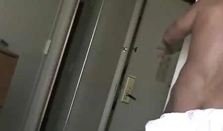 Curvă în desuuri sexy scurt pantaloni scurți strălucitoare va fi tras ca un câine pe foi drăguț
