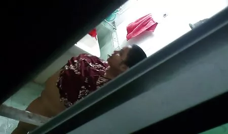 Bruneta are o a doua gaură lenjerie sexy xxl de care are nevoie.
