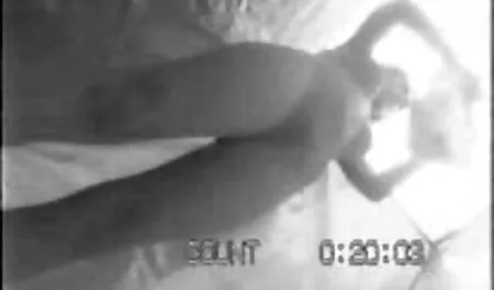 O pisică plină de poftă senzuală în ciorapi albi dracului cu entuziasm lenjerie intima femei sexy în vagin.