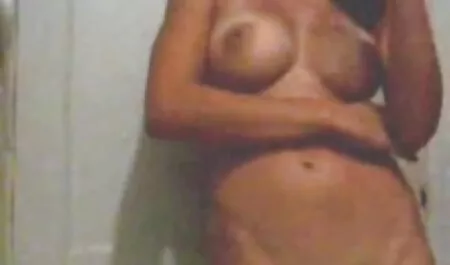 Strâns cal situat pe canapea albă și a plantat lenjerie dama sexi cu o pălărie pe penis iubitor