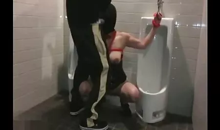 Rusoaica cina cu un haine sexy femei om bogat în restaurant privat și îi dă gura și anal