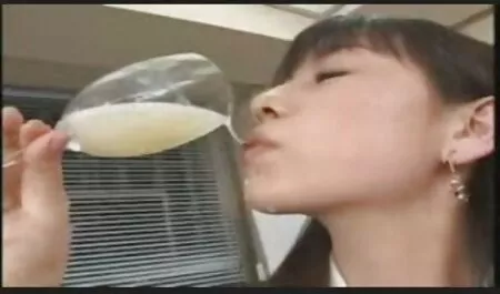 Asiatica cu pizdulice Paroasa face sex cu un tip pe canapeaua de piele sexi lenjerie
