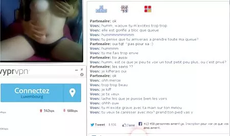 Maseurul și-a înclinat ochii purtând o femeie cu umeri largi într-o pălărie Yankee cu lenjerii intime sexy un vibrator și i-a ciugulit vaginul