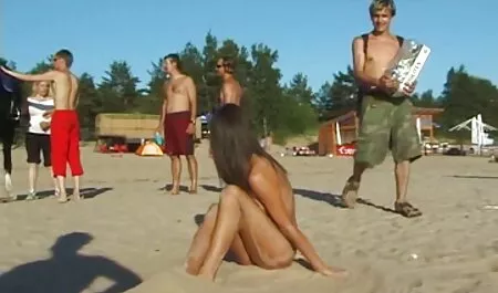 Un bărbat halat sexy chel pălării atractive pentru femei, cret, păr negru în portbagaj și își ține părul