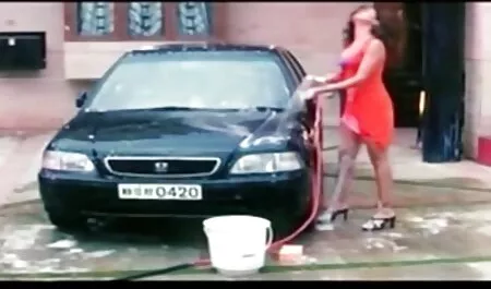 Mare Pieptoase în ciorapi roșii degetele grăsime lenjeri sexi fantă așezat pe partea de sus a unei mese de sticlă