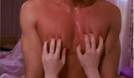 Lesbiene în tricouri și blugi linge fiecare furou sexi gaură și vagin Masturbari