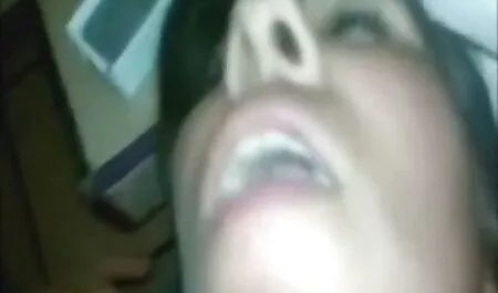 Femeia se apleacă peste coada cele mai sexi lenjerii intime ei pe pervazul ferestrei mângâind clitorisul cu degetele.