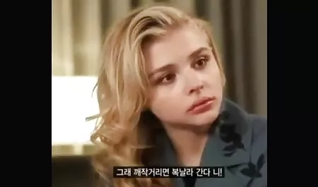 Blonda strălucitoare a neglijeu sexy intrat în sex anal violent