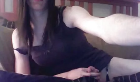 Stilist cu lenjerie sexi xxl peruca prinde o tânără zână