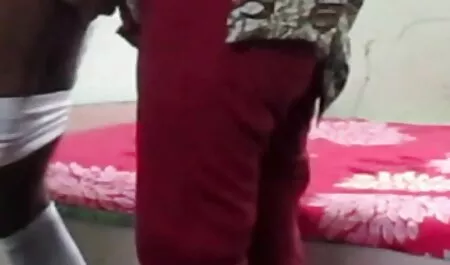 Omul a prins un străin pe bancheta din spate lenjerii sexi dama ieftine a mașinii.