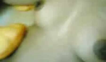 Sperma camasa de noapte sexi curge în gura copilului.