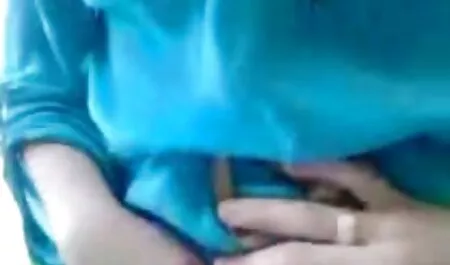 Se urcă în pantalonii unei lenjerie sexy xxl fete și găsește acolo membri ai