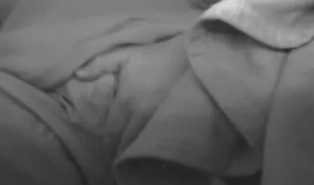 Tânărul șofer lenjerie sexi xxl de taxi sărută o roșcată de pasageri