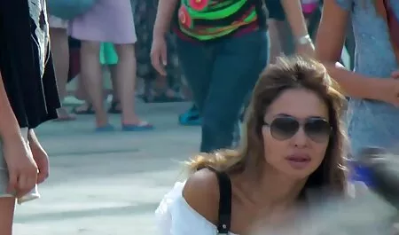 Bruneta groped în fața ușii din față pe covor. lenjerie sexy xxl
