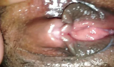 Un bărbat înalt și o lenjerii sexy mică curvă