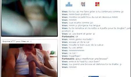 Femeile în ciorapi se dezbrace picioarele pe marginea patului în timp ce iubitul lor lenjerie sexy ieftina își prăjește pălăria cu mâinile