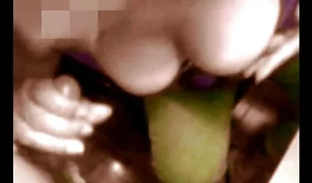 Bărbatul le-a cerut vacilor să se masturbeze cu picioarele cele mai sexi lenjerii intime și a tras păpușa la cal.