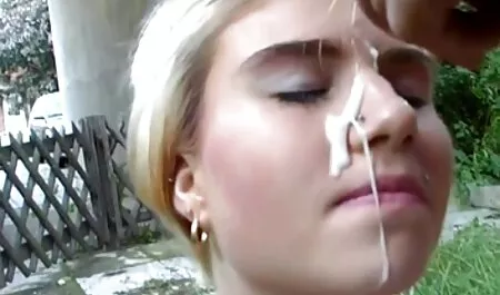 O fată asiatică într-o rochie albastră ia un bărbat negru mare și lenjerii intime sexi îl lovește cu mâna.