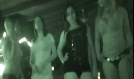 Frumusete cu parul lung tremura sânii mari în baie sexi lenjerie
