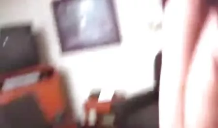 Bruneta în ciorapi negri dă omul lenjerie sexi pentru femei să-și lingă vaginul și să-i tragă în fund