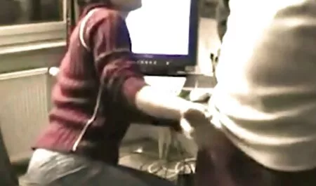 Femeie lenjerie sexi xxl care toarna lapte in cur inainte sa faca sex cu trei cupluri
