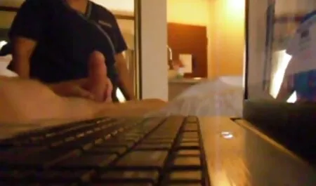 Partenerul a mâncat Bruneta cu un tatuaj lenjerie intima dama sexi pe fund.